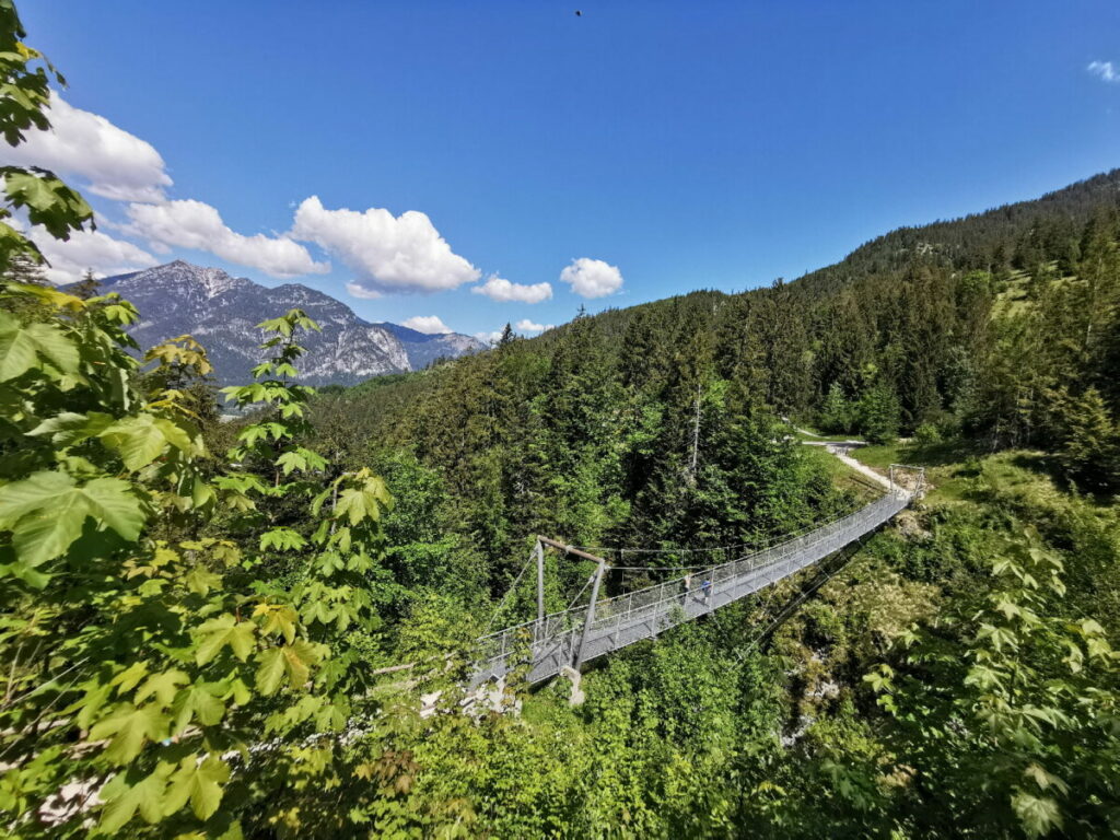 Das ist die Hängebrücke in Garmisch Partenkirchen, dahinter ist die Hütte