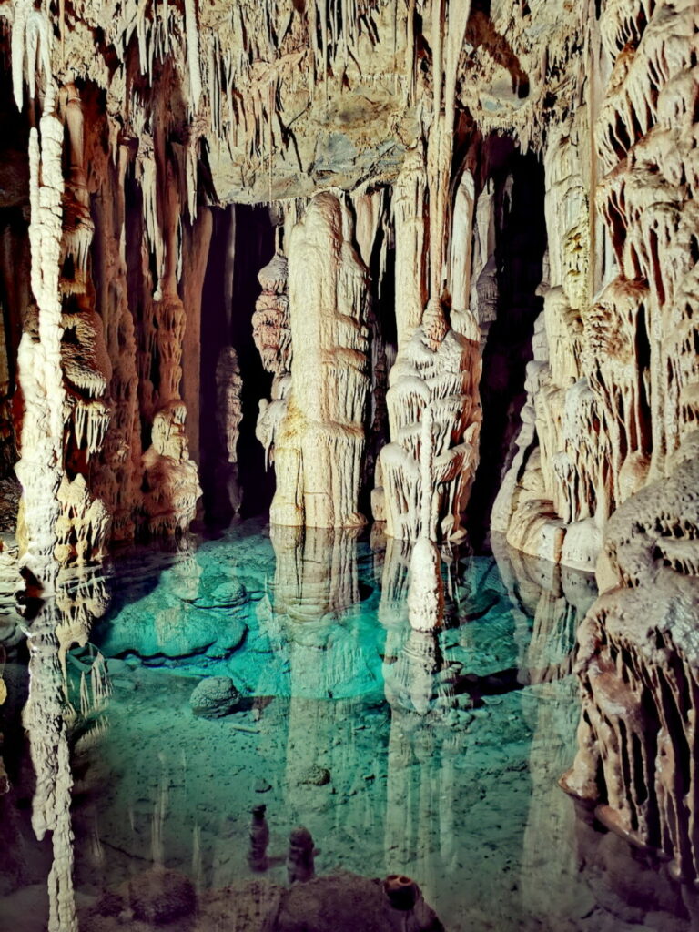 Tropfsteinhöhle Österreich: Die vielen Tropfsteine im Katerloch sind wunderschön, es gibt sogar einen See in der Höhle