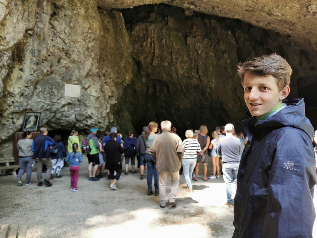 Hier geht´s in die Höhle in Österreich hinein, beeindruckend groß oder?