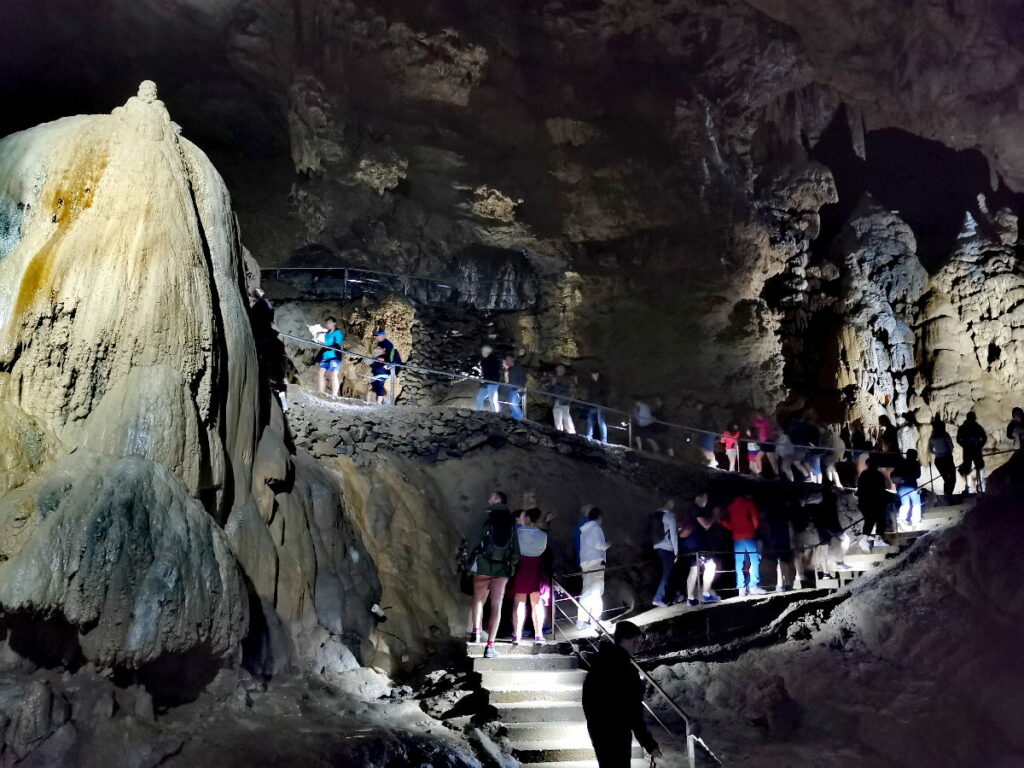 Höhlen Österreich - teilweise mit riesig großen unterirdischen "Hallen"
