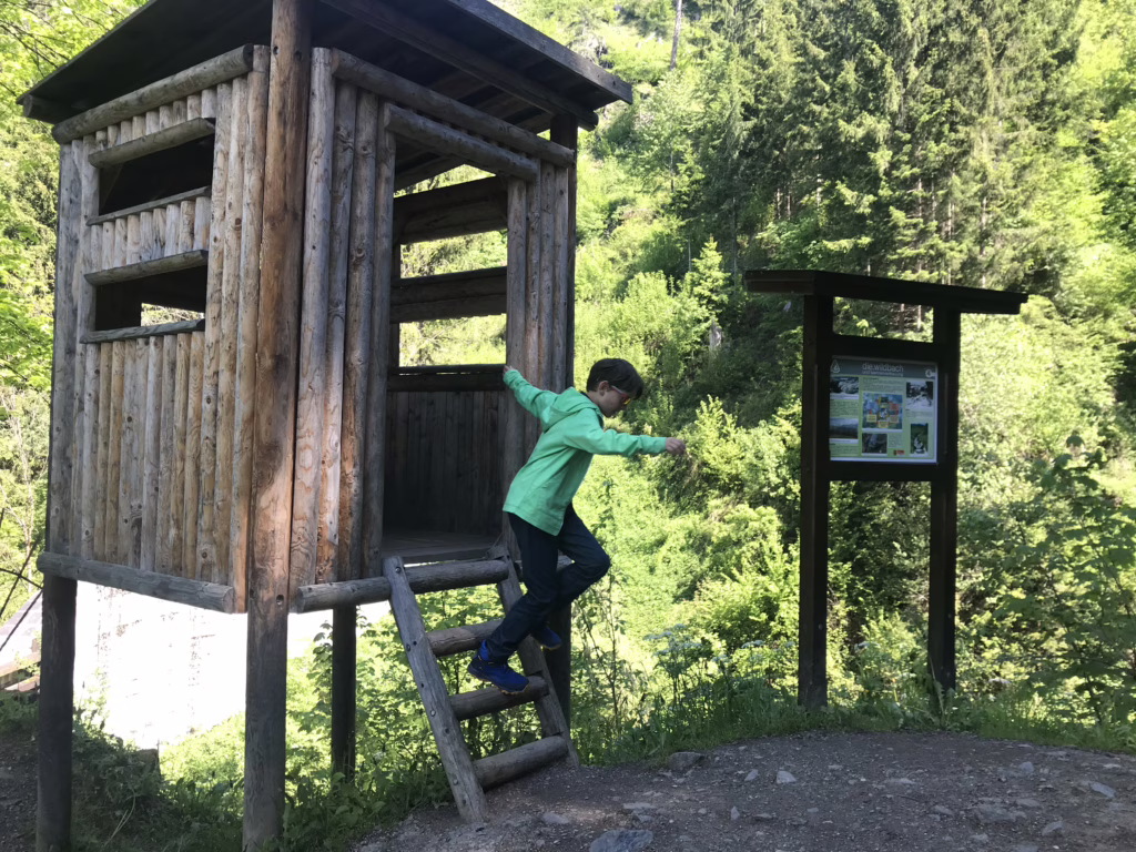 Neben dem Harter Schleierwasserfall steht dieser kleine Aussichtsturm