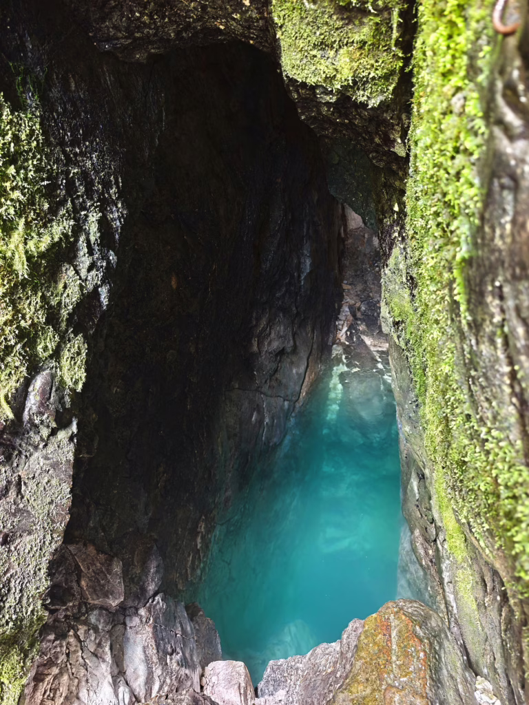 Zwischen den Felsen liegt die Soča Quelle