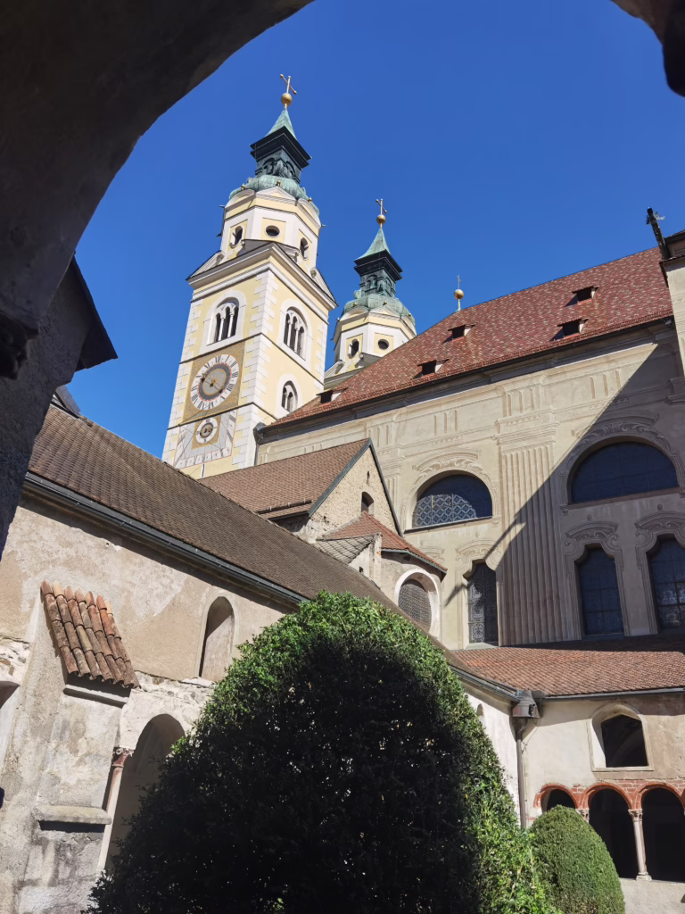 Kreuzgang Brixen mit Kindern