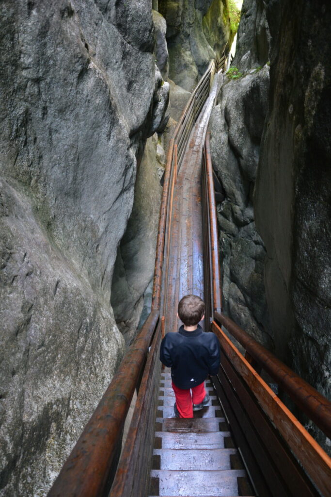 Der Weg durch die Innersbachklamm ist extrem schmal - kaum dass der Holzsteg zwischen die Felswände passt