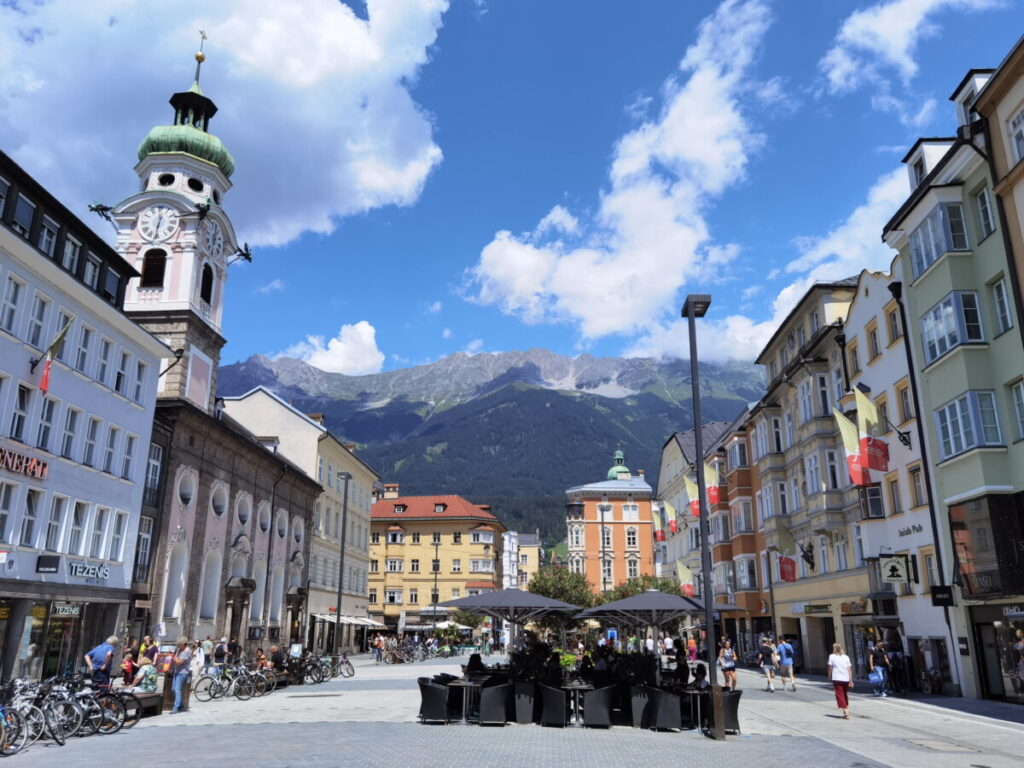 Städtetrip mit Kindern in Österreich: Innsbruck ist umgeben von Bergen