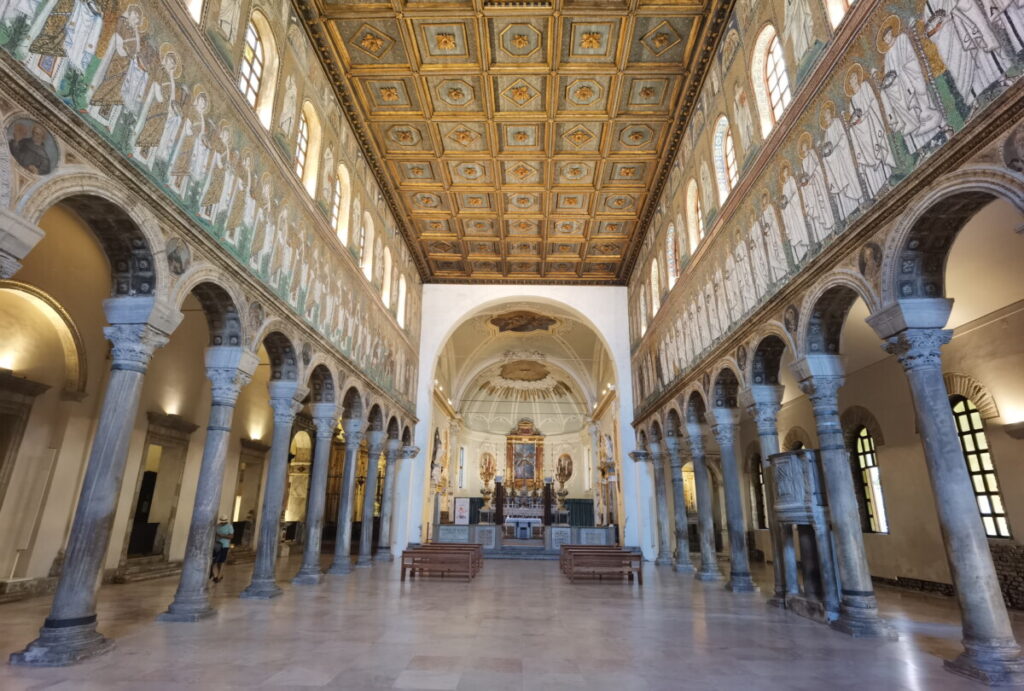 Die Basilica di Sant Apollinare Nuovo in Ravenna