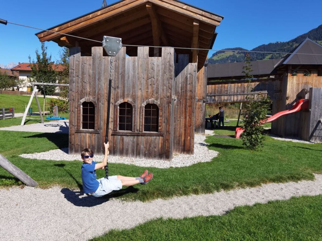 Itter Spielplatz - mit Seilrutsche und der großen Ritterburg, super Ausflug zum Familienhotel Hopfgarten