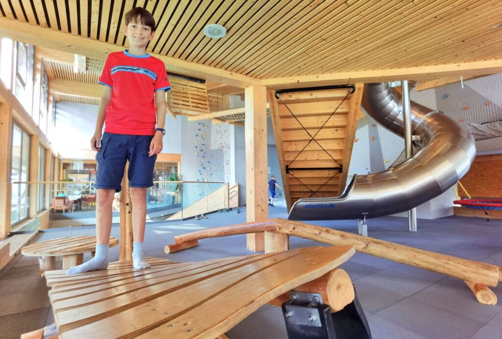 JUFA Familienhotel in Vorarlberg mit Kindern - der Indoorspielplatz ist riesig