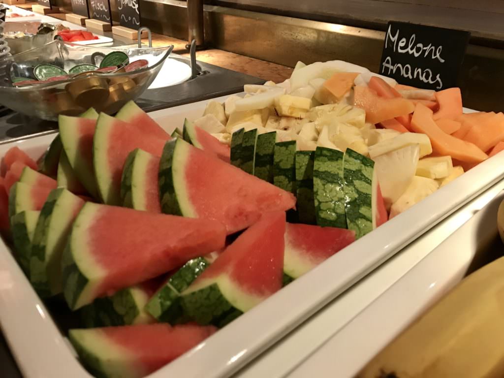 Frühstücksbuffet im JUFA Hotel mit frischen Früchten