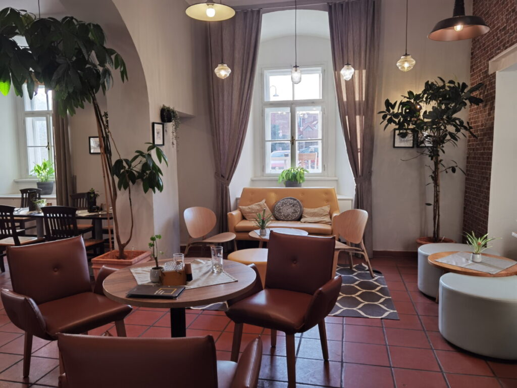 Stylisch und gemütlich - das Cafe im JUFA Hotel Judenburg