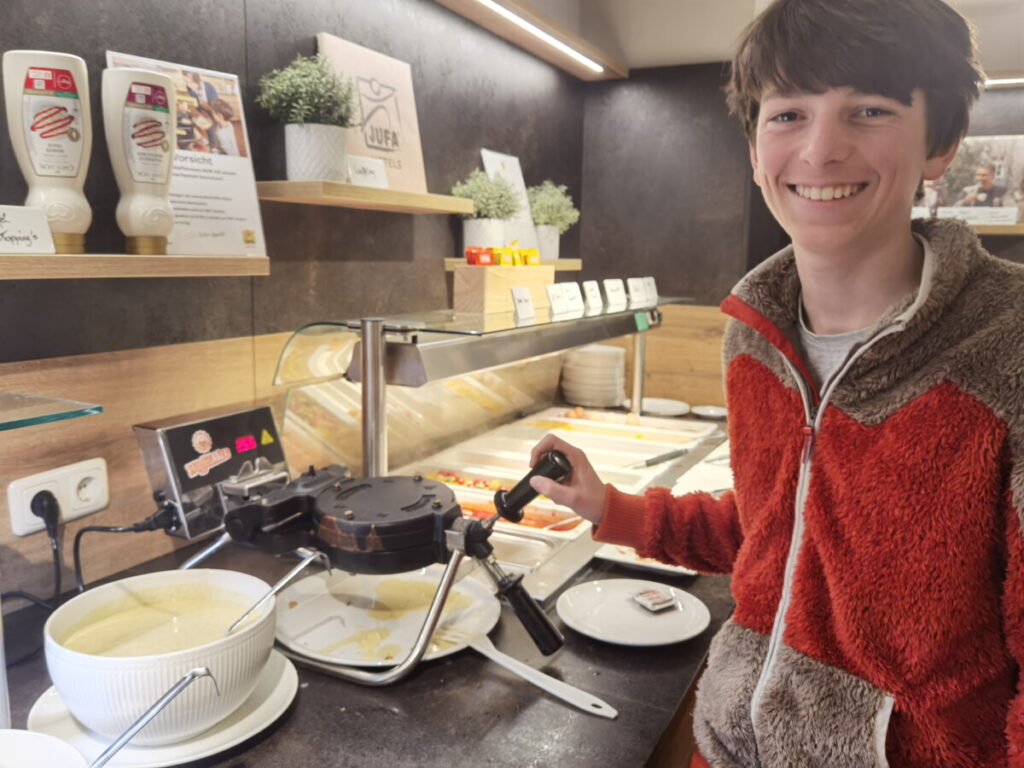 Das lieben Kinder: Waffeln beim Frühstück im JUFA Hotel Judenburg