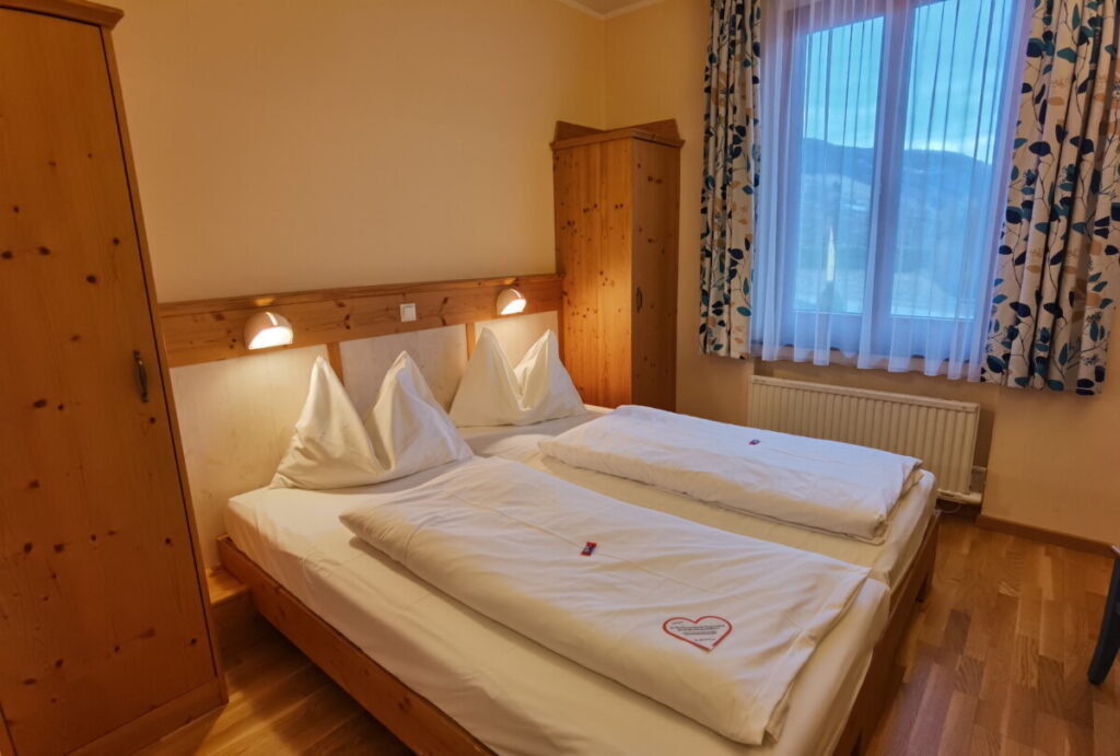 Eines der Doppelzimmer im JUFA Hotel Lungau - so in der Art gibt es auch die Familienzimmer, wo gleich daneben der abgetrennte Schlafbereich für die Kinder ist