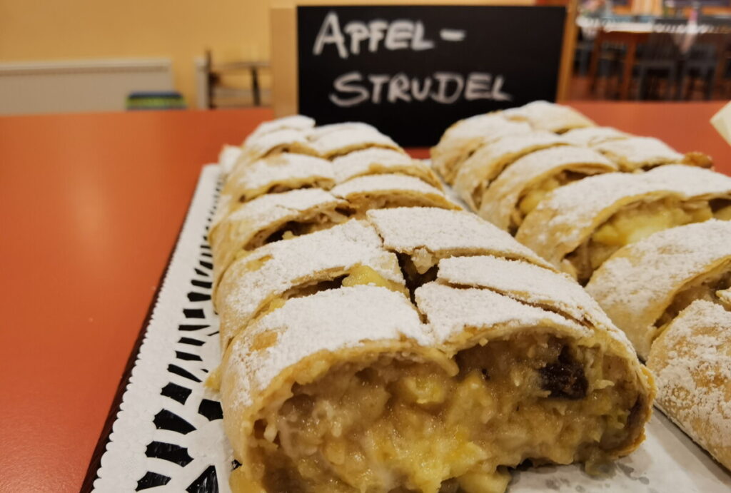 Wir empfehlen dir die Halbpension um JUFA Hotel Lungau zu buchen - der Apfelstrudel wird hier wirklich selbst gemacht und schmeckt richtig gut