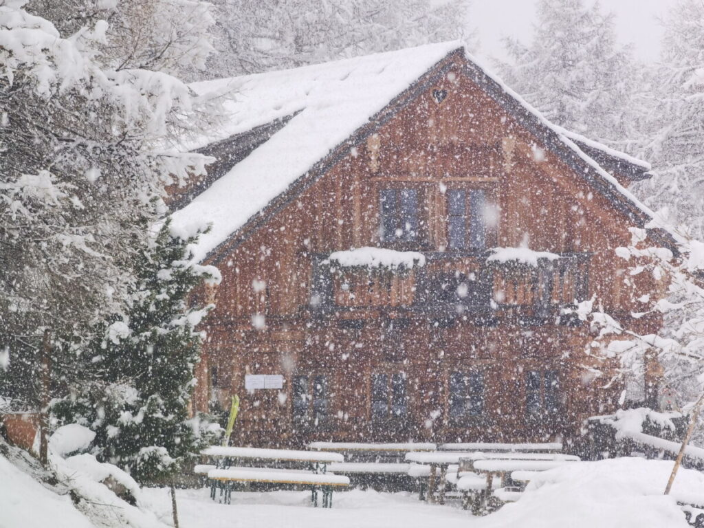 Oben kannst du bei der Wildbachhütte einkehren - wir haben sie im wilden Schneetreiben erreicht
