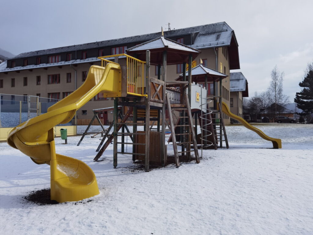 Das JUFA Hotel Lungau im Winter - zu kalt für den Spielplatz