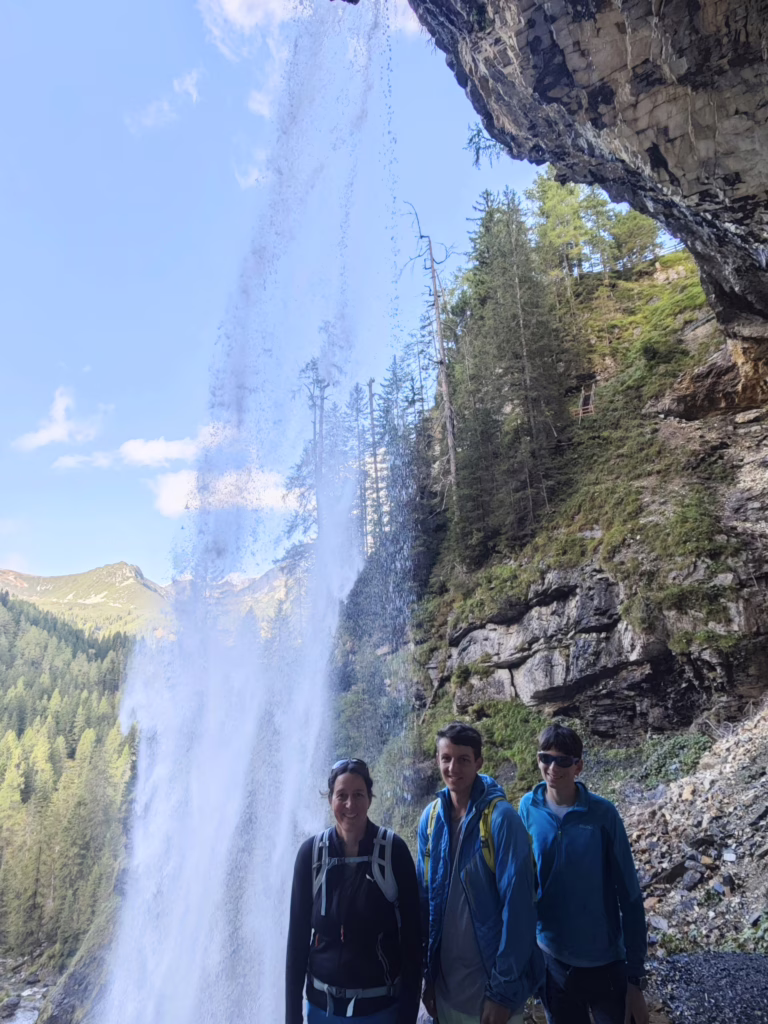 Du kannst hinter den Johanneswasserfall wandern