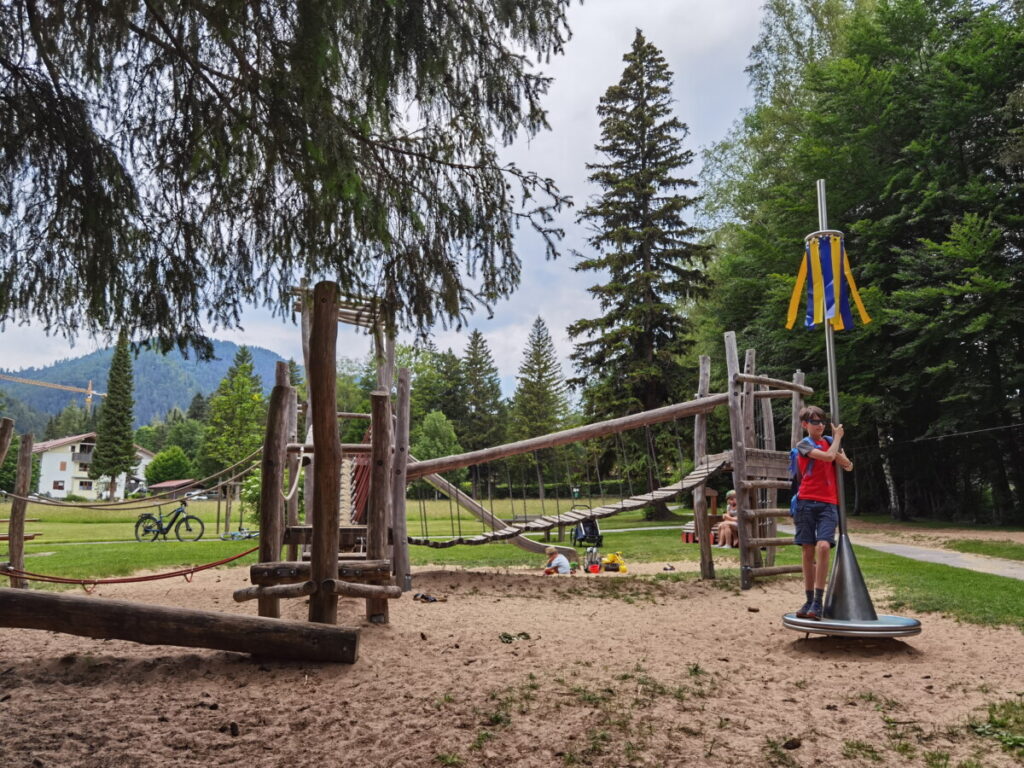 Ideal mit Kindern: Der Spielplatz zwischen den Wasserfällen und Schliersee
