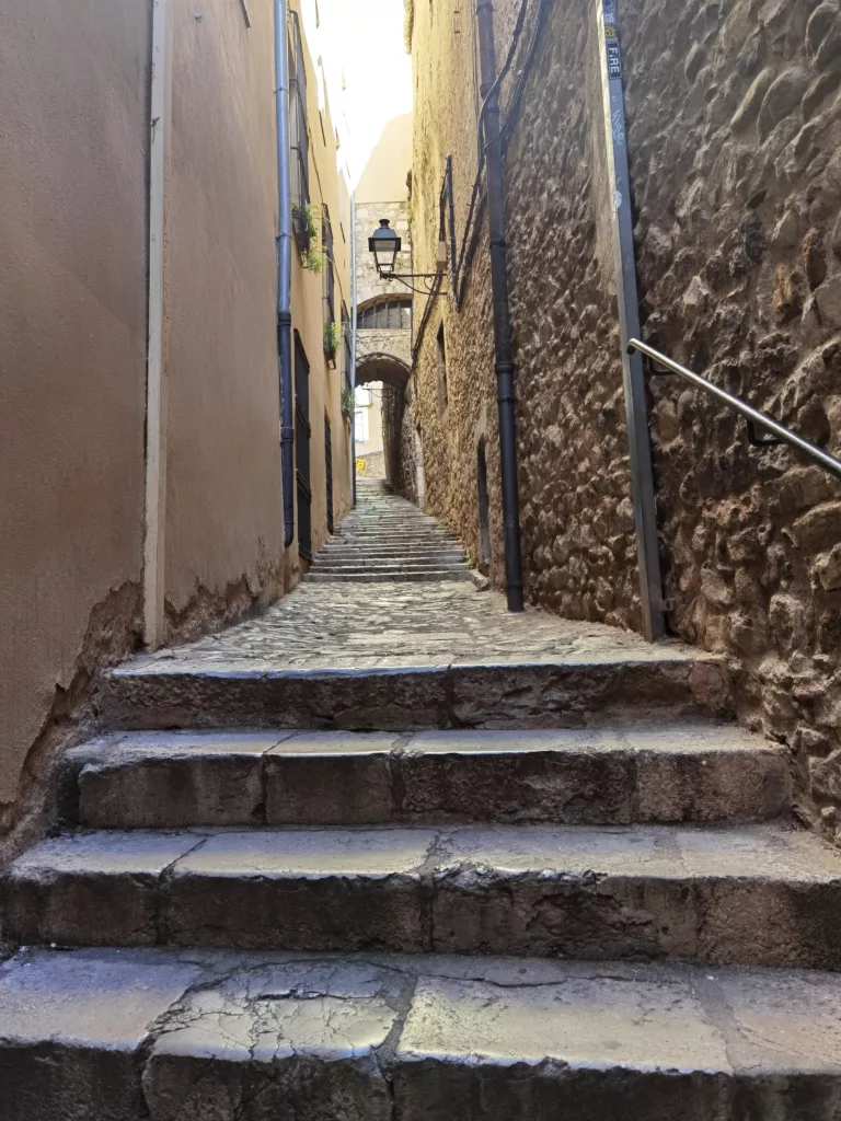 Schmale, verwinkelte Gassen prägen das Jüdische Viertel in Girona