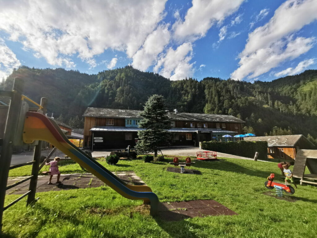 Unser Hoteltipp für den Urlaub am Leopoldsteiner See - Das JUFA Hotel Eisenerz Österreich, mit Spielplatz im Grünen, direkt vor der Türe