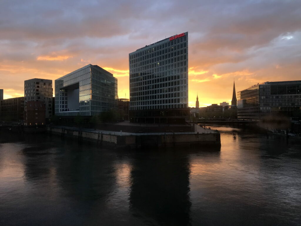 Schön war unser Familienurlaub im Jufa Hotel Hamburg - mit diesem Sonnenuntergang verlassen wir die Stadt wieder im Zug