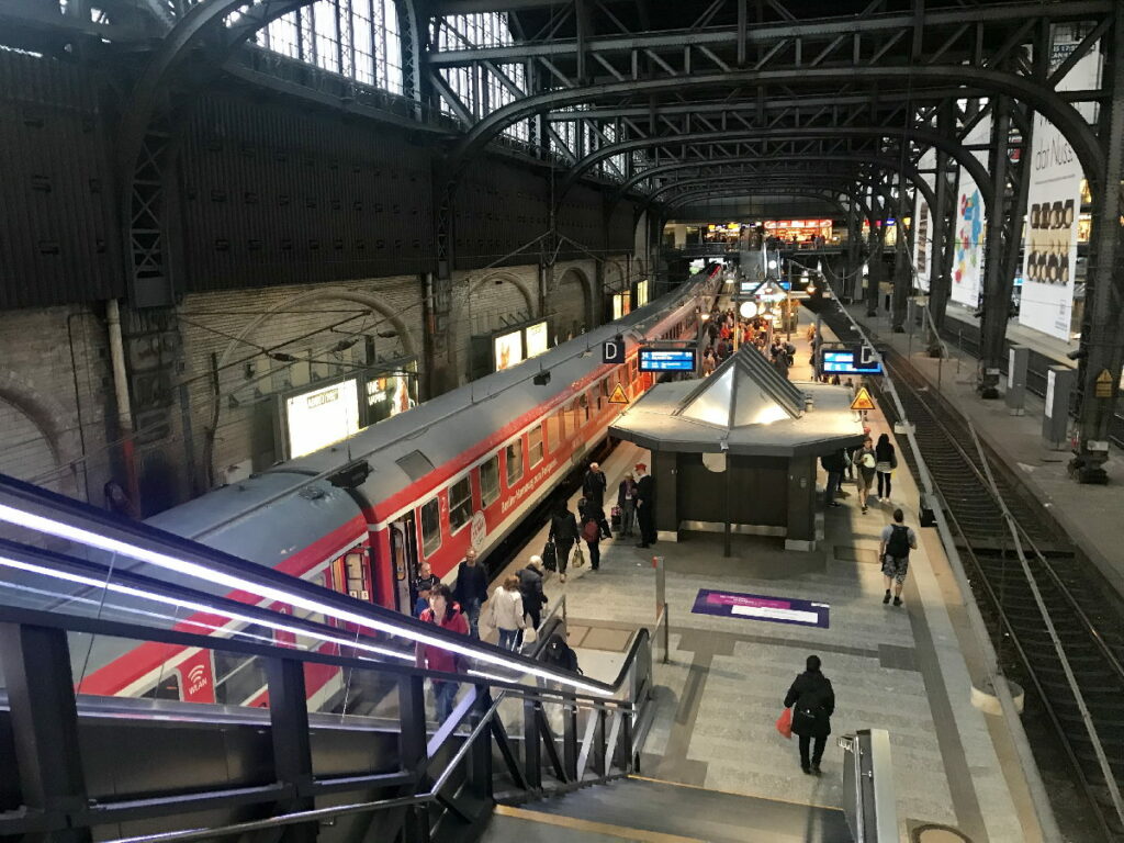 Mit dem Zug ins Jufa Hotel Hamburg - geht perfekt! Die U-Bahn Station ist direkt neben dem Hotel