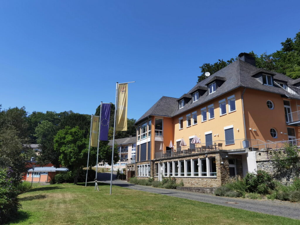 Das JUFA Hotel Königswinter liegt oberhalb vom Rhein, umgeben von Weinberg und Wald