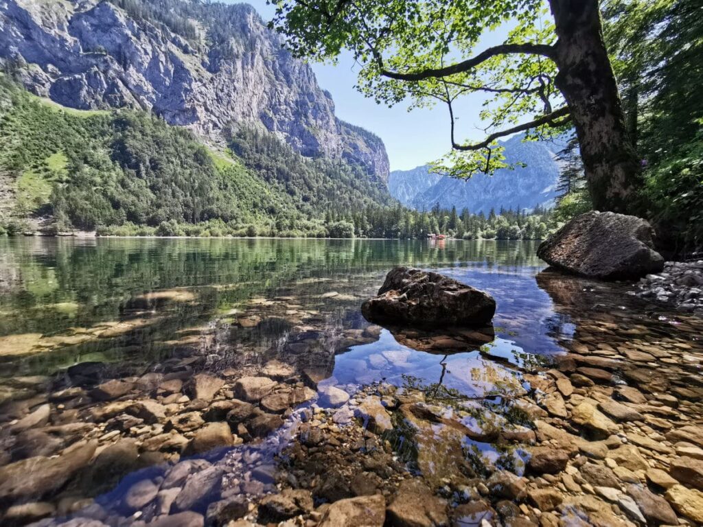 Glasklares Wasser, umgeben von imposanten Bergen: Der Leopoldsteinersee beim JUFA Hotel Erzberg