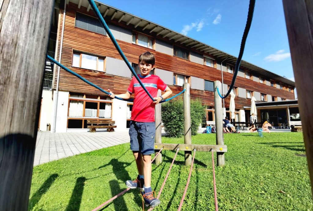 Jufa Montafon - preiswertes Familienhotel im Montafon mit Spielplatz draußen...