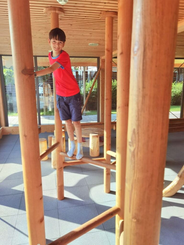 JUFA Montafon mit Kletterpfad im Indoorspielplatz