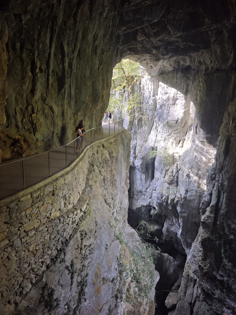 Die Höhlen von Škocjan fanden wir extrem beeindruckend - aber es sind auch viele Besucher unterwegs