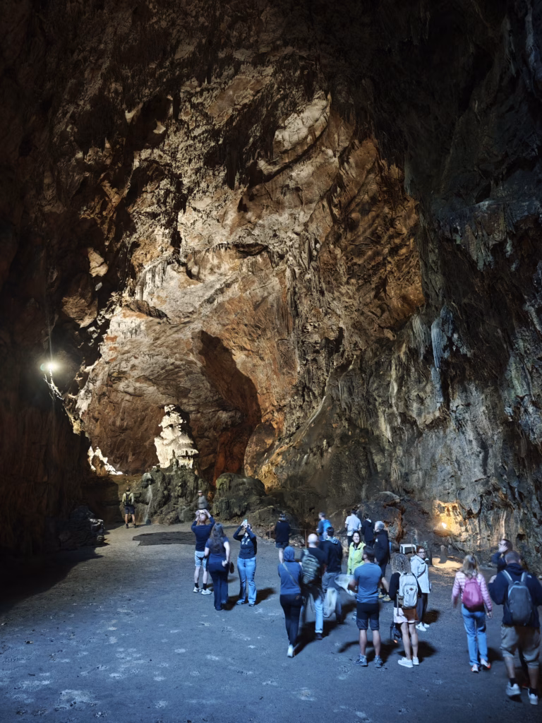 Von der großen "Eingangshalle" der Höhle kommen wir zu den vielen Stalagmiten und Stalagtiten