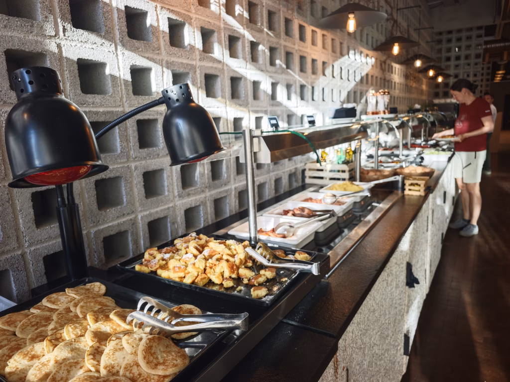 Frühstücksbuffet mit Pfannkuchen und Kaiserschmarrn
