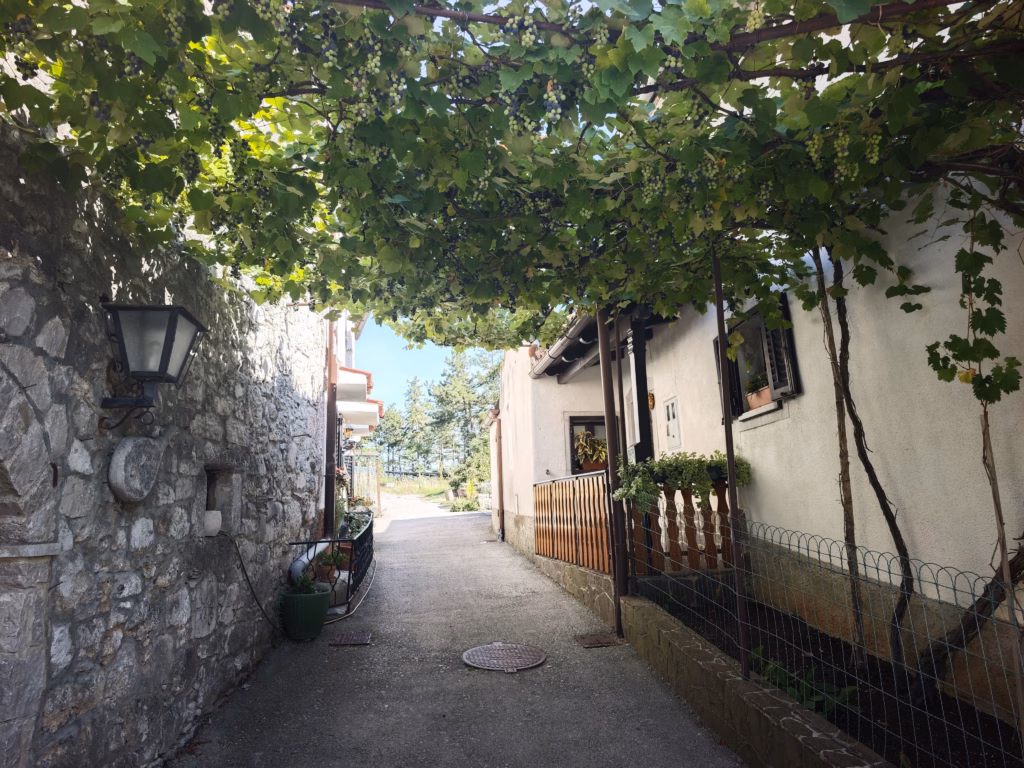 Bei einem Stadtrundgang durch das Dorf Štanjel kommst du durch enge Gassen