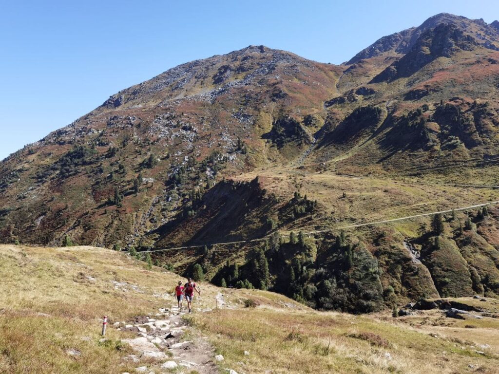 In der Kelchsau wandern mit Kindern zum Unteren Wildalmsee - Wanderziel nahe dem Familienhotel Hopfgarten