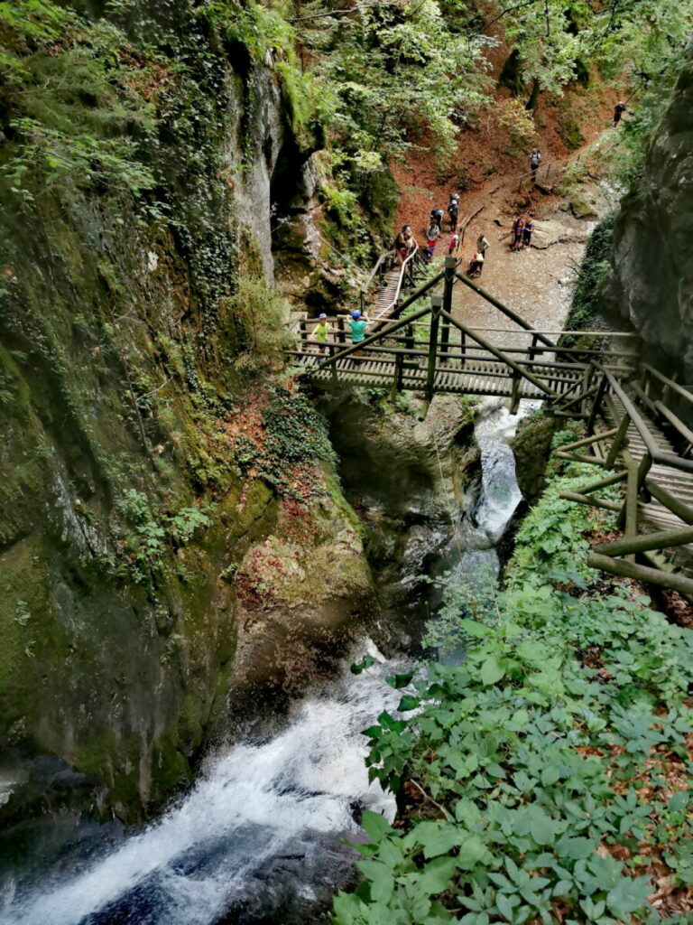 Der Blick von oben auf eine der vielen Brücken in der Kesselfallklamm