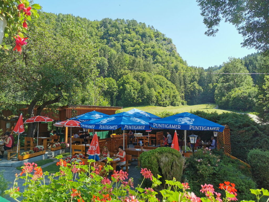 Nach der Kesselfallklamm kommst du beim Sandwirt neben dem Parkplatz vorbei