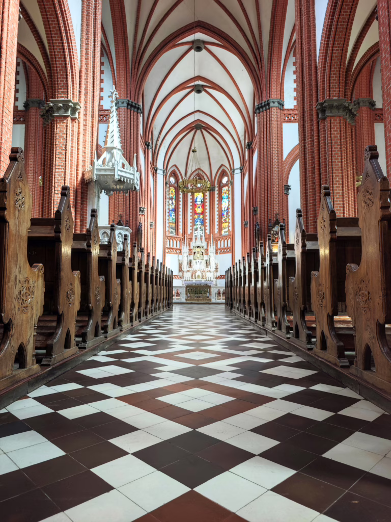 Sehr eindrucksvoller Bau aus Backsteinen - die Kirche Maria-Himmelfahrt in Palanga