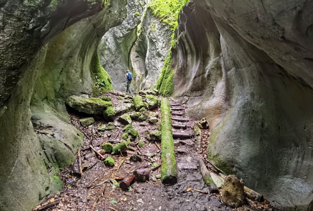 Durch die beeindruckenden Felswände im Kirchle Dornbirn wandern