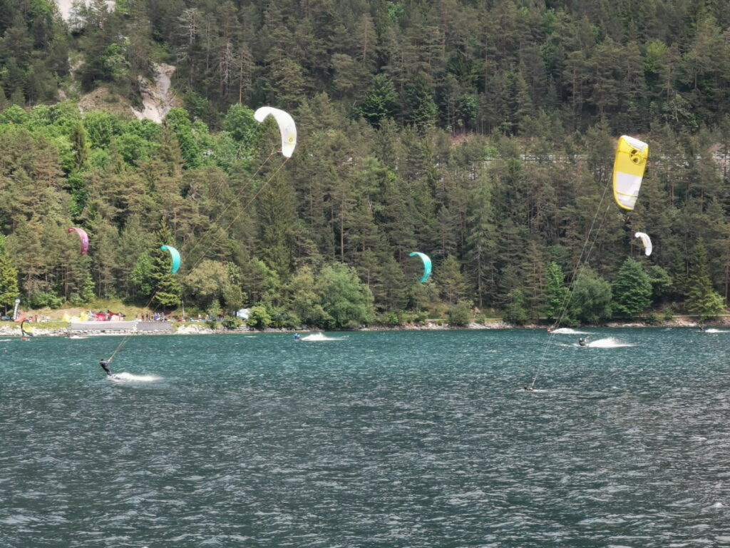 Die Kitesurfer bei der Achensee Schifffahrt beobachten