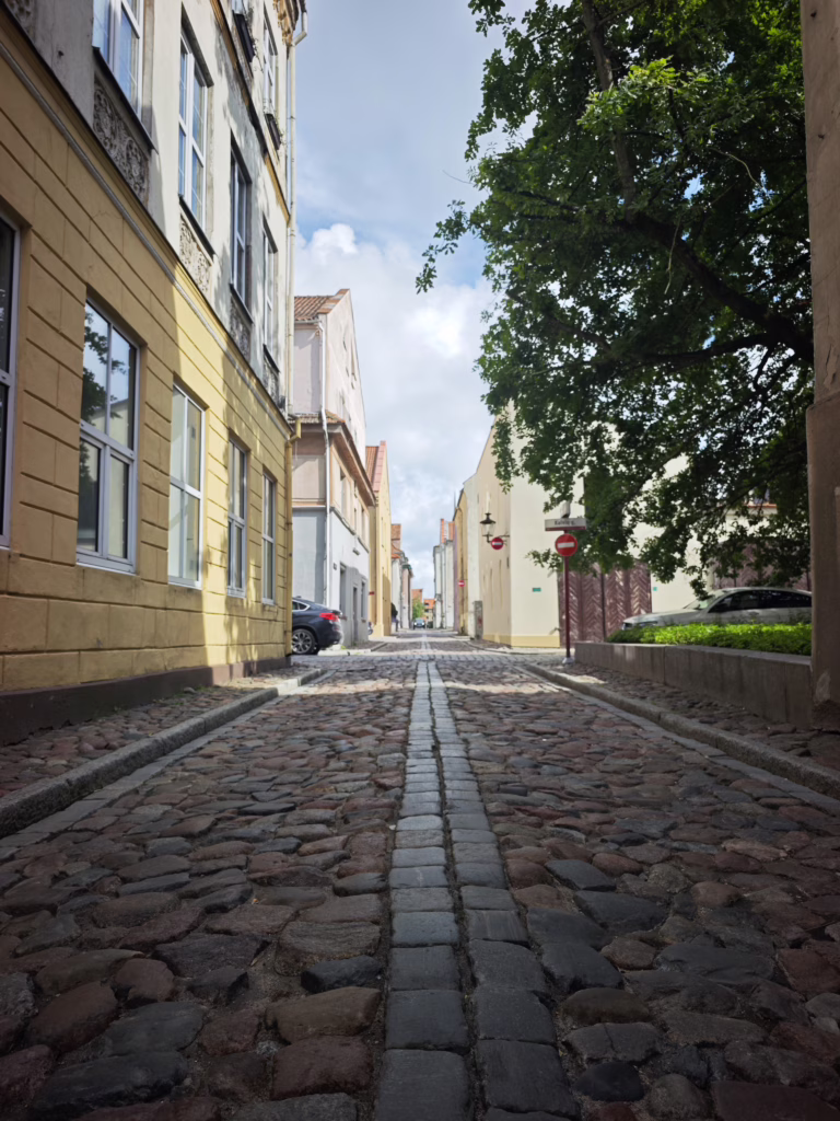 Die Altstadt von Klaipeda hat einige schöne Gassen und diese besonderen Skulpturen