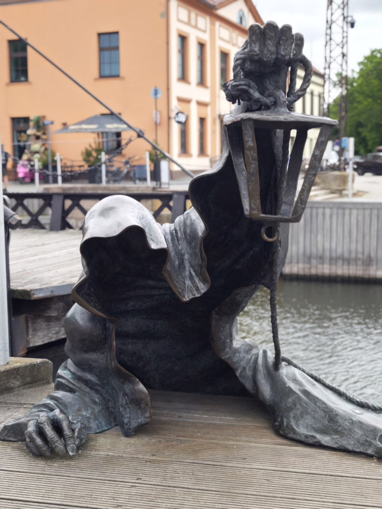 Klaipeda Geheimtipps - halte nach dem Gespenst im Hafen Ausschau und bewundere die Drehbrücke