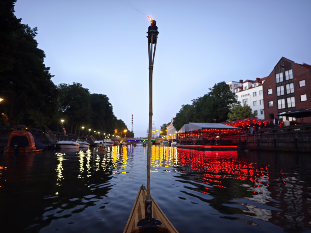 Zum Sonnenuntergang durch Klaipeda mit dem Kanu