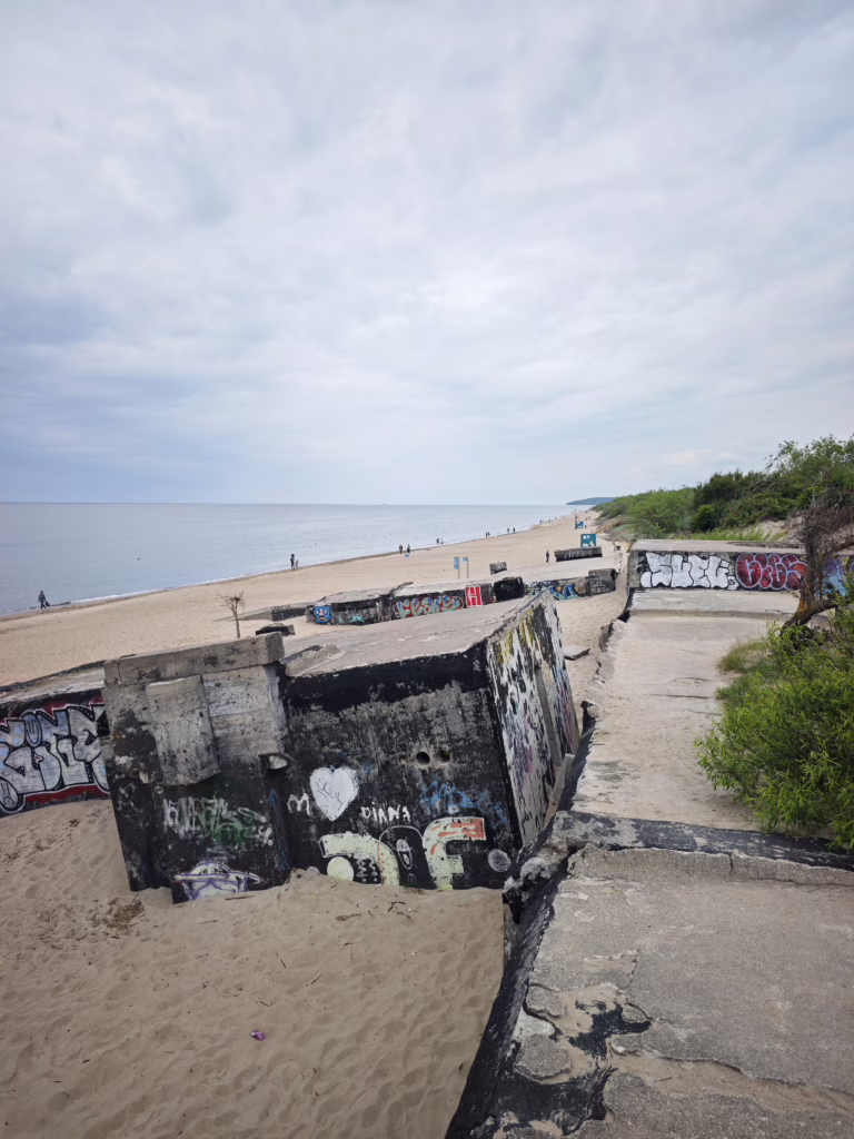Der Klaipeda Strand hat viel Sand und noch einige der alten Bunkeranlagen