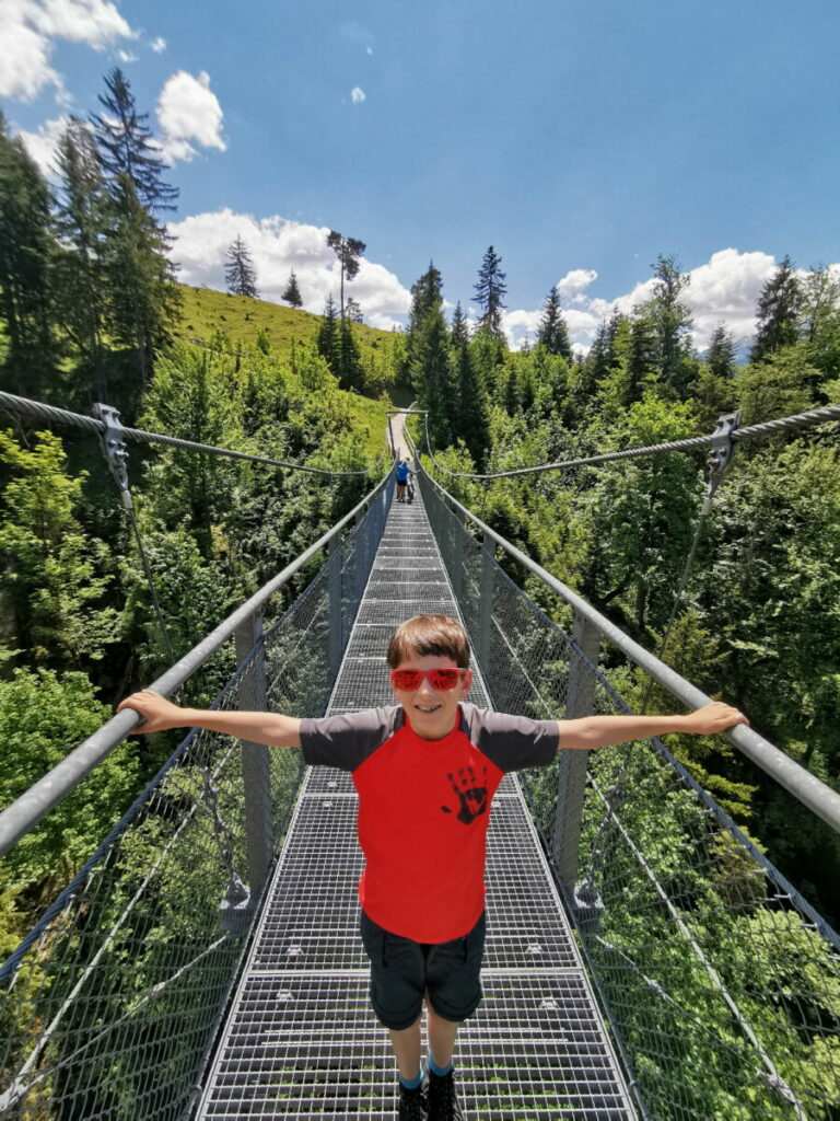 Klamm Bayern: Bei der Tannenhütte kannst du auf der Hängebrücke kostenlos über diese Schlucht wandern