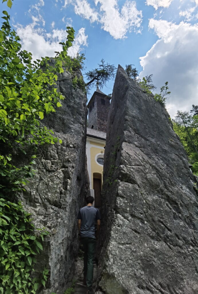 Sehenswerter Klobenstein - gerade einmal ein Mensch passt durch den Felsspalt