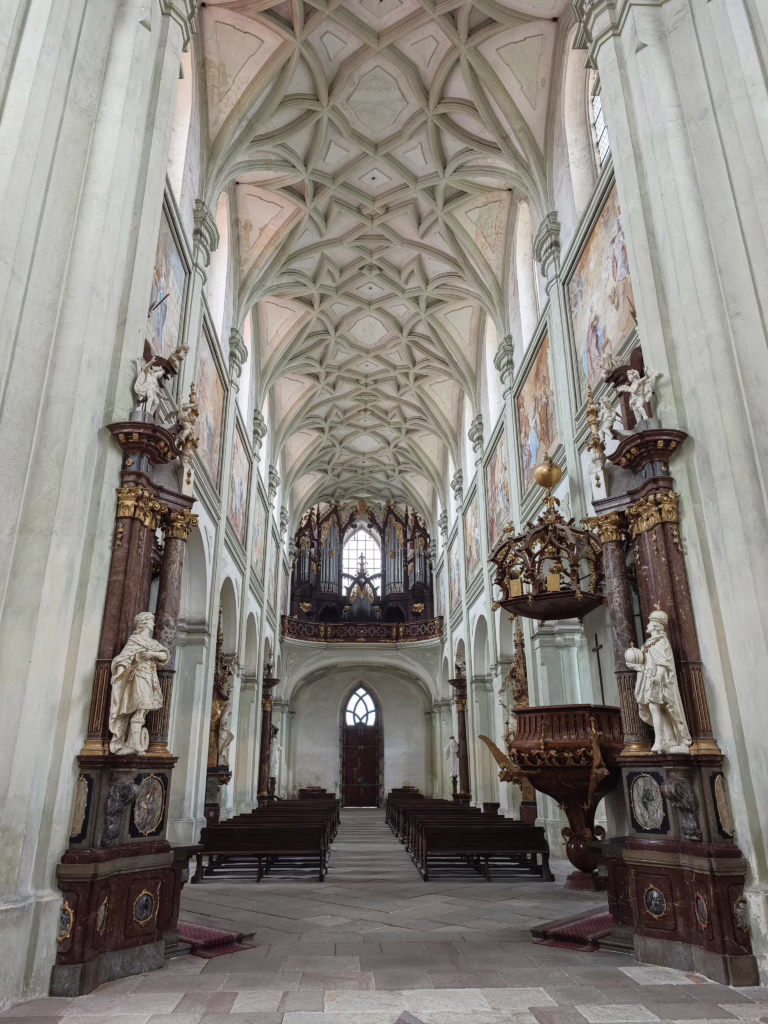 Blick in die Kirche des Klosters Kladruby