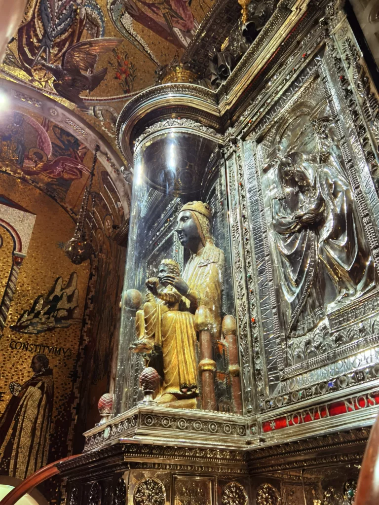 Die Schwarze Madonna im Kloster Montserrat - unten die Bilder vom Weg dorthin