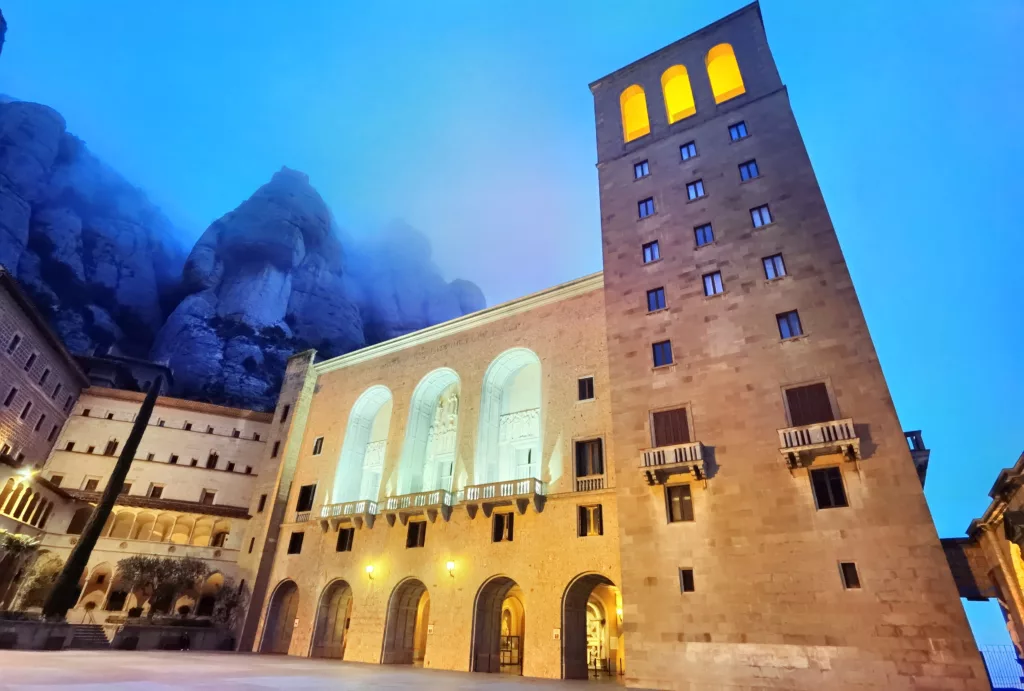 Das Kloster Montserrat am Abend bei unserem Gang zur Vesper