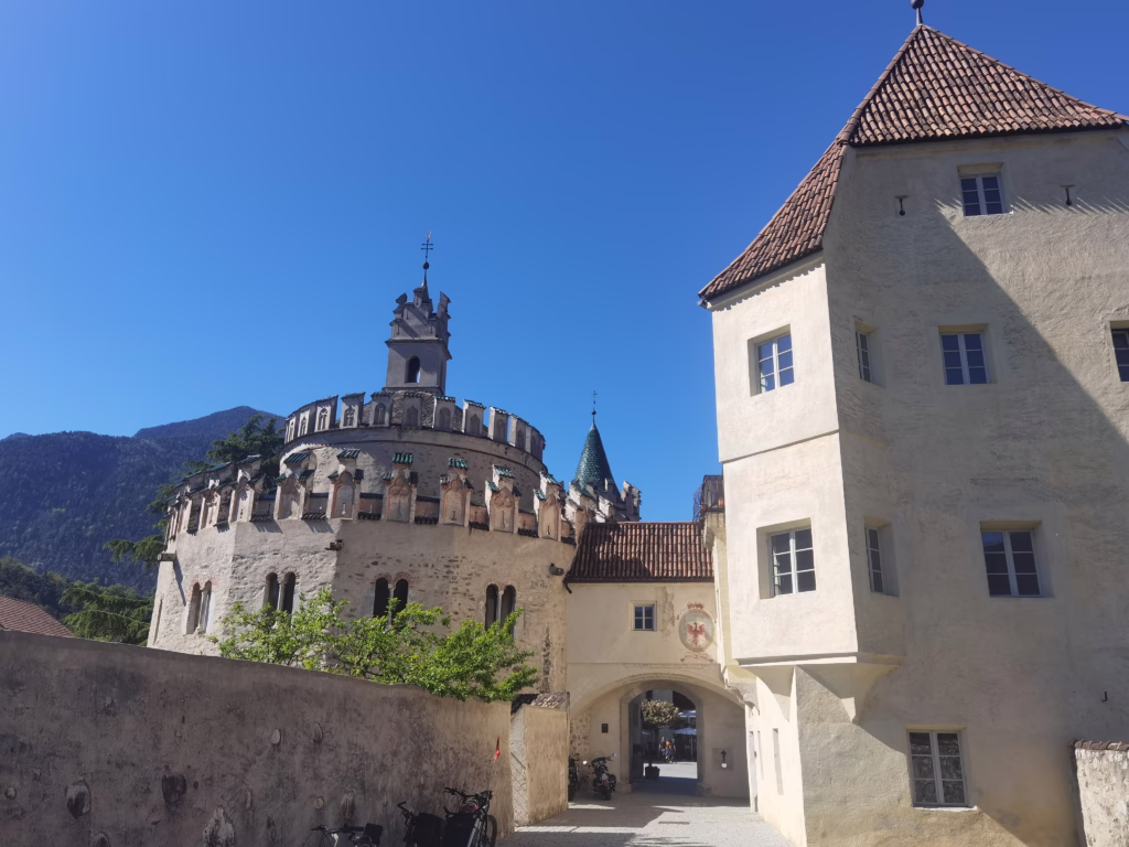 Das Kloster Neustift wirkt von außen wie ein Schloß oder eine herrschaftliche Burg