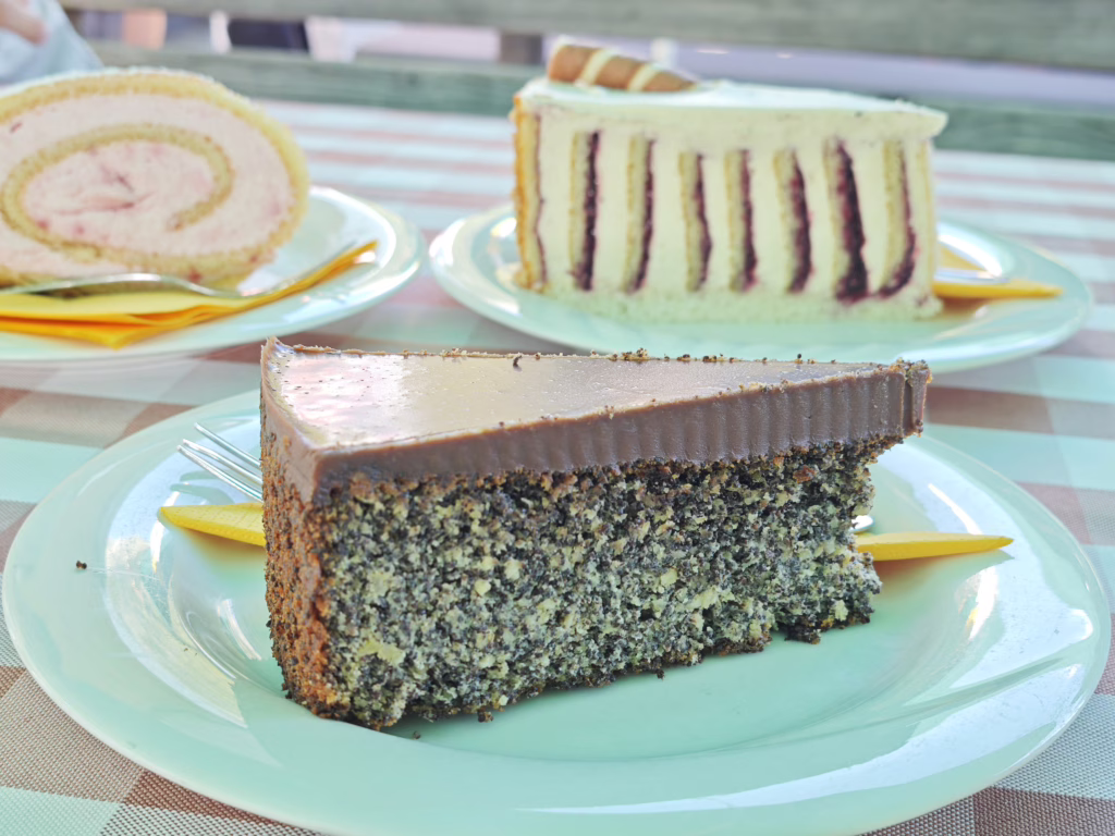 Sehr gute Kuchen bekommst du in der Knappenstube Ratschings